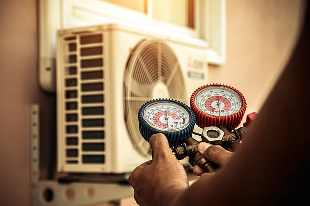 Professional Ac Installation technician working in Pickwick Dam, TN